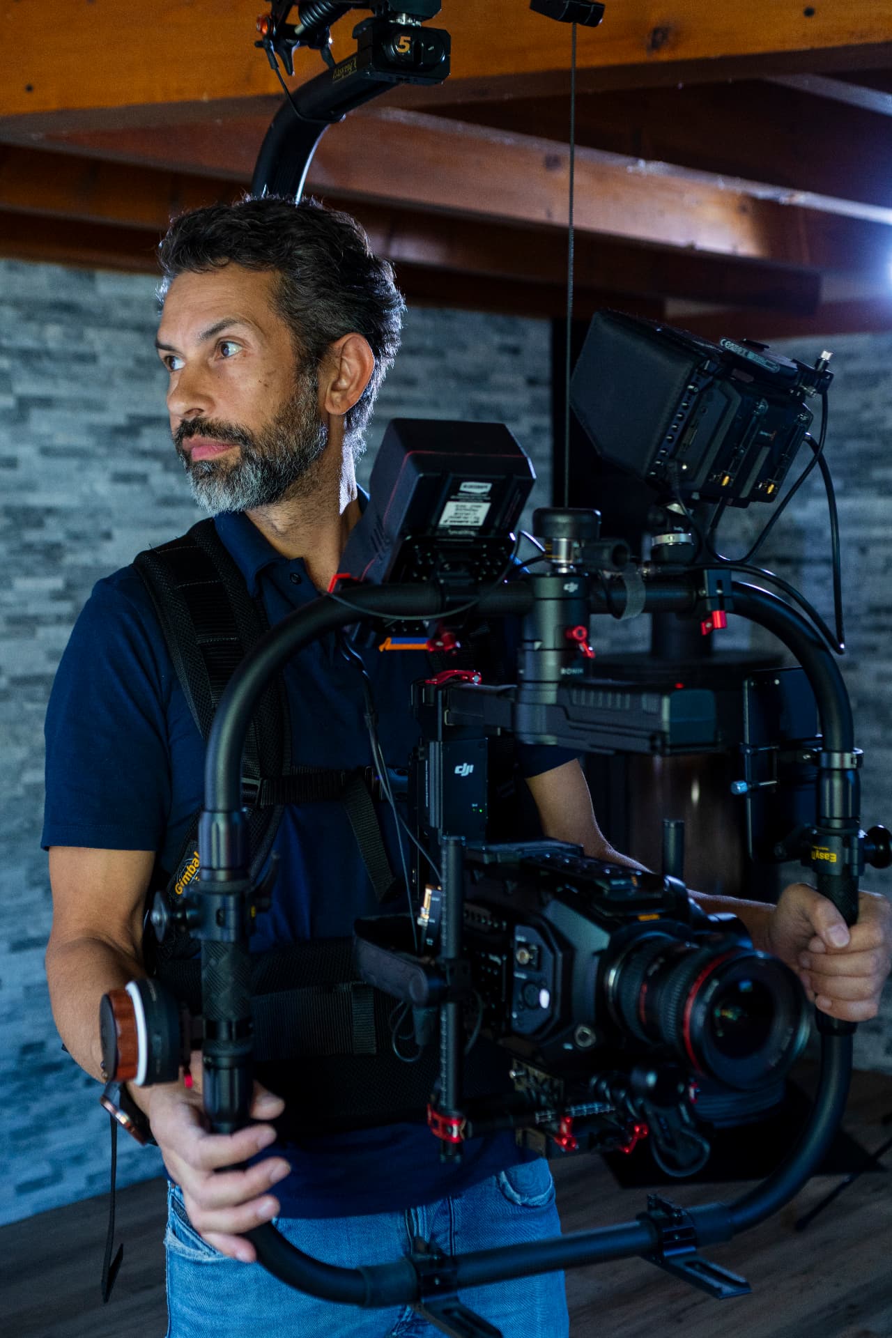 Le filmmaker de H Pictures avec sa caméra cinéma sur stabilisateur